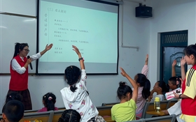 青春三下鄉(xiāng)∣童語(yǔ)同音  共筑未來(lái)——“聲潤(rùn)?quán)l(xiāng)土”志愿服務(wù)團(tuán)開展社區(qū)兒童推普特色活動(dòng)